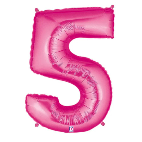 Großer, rosa Luftballon in Form der Zahl 5 vor weißem Hintergrund.