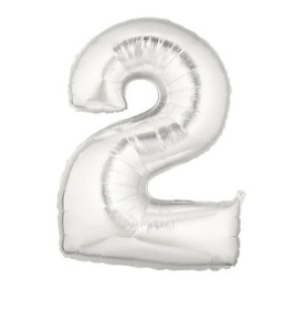 Silberne Folienballon-Zahl 2, freigestellt vor weißem Hintergrund.