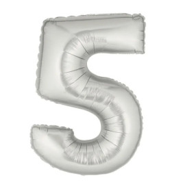 Silberne Folienballon-Zahl 5, freigestellt vor weißem Hintergrund.