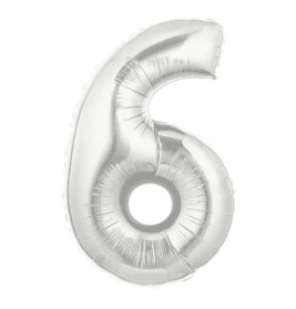 Silberner Folienballon in Form der Zahl 6 vor weißem Hintergrund.