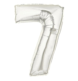 Silberner Folienballon in Form der Zahl 7, freigestellt vor weißem Hintergrund.