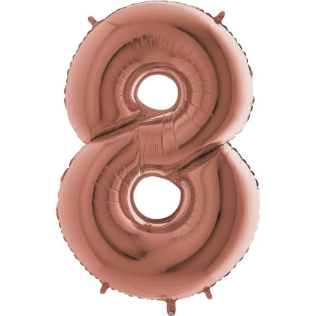 Roségoldfarbener Folienballon in Form der Zahl 8 vor weißem Hintergrund.