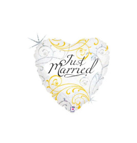 Herzförmiger Ballon mit goldenen und silbernen Verzierungen sowie dem Schriftzug Just Married in eleganter Schrift.