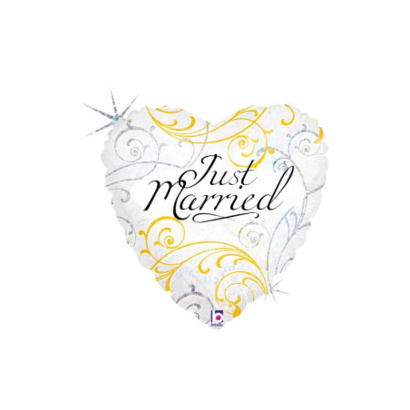 Herzförmiger Ballon mit goldenen und silbernen Verzierungen sowie dem Schriftzug Just Married in eleganter Schrift.