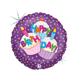 Drei Cupcakes mit Kerzen und farbigem Happy Birthday-Text auf einem lilafarbenen Ballon mit Sternmuster.