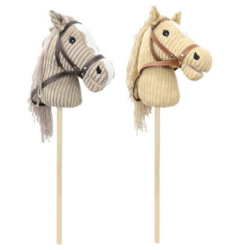 Zwei Steckenpferde aus Plüsch, eines hellbraun, eines beige, beide mit Trense und Mähnen aus Garn.