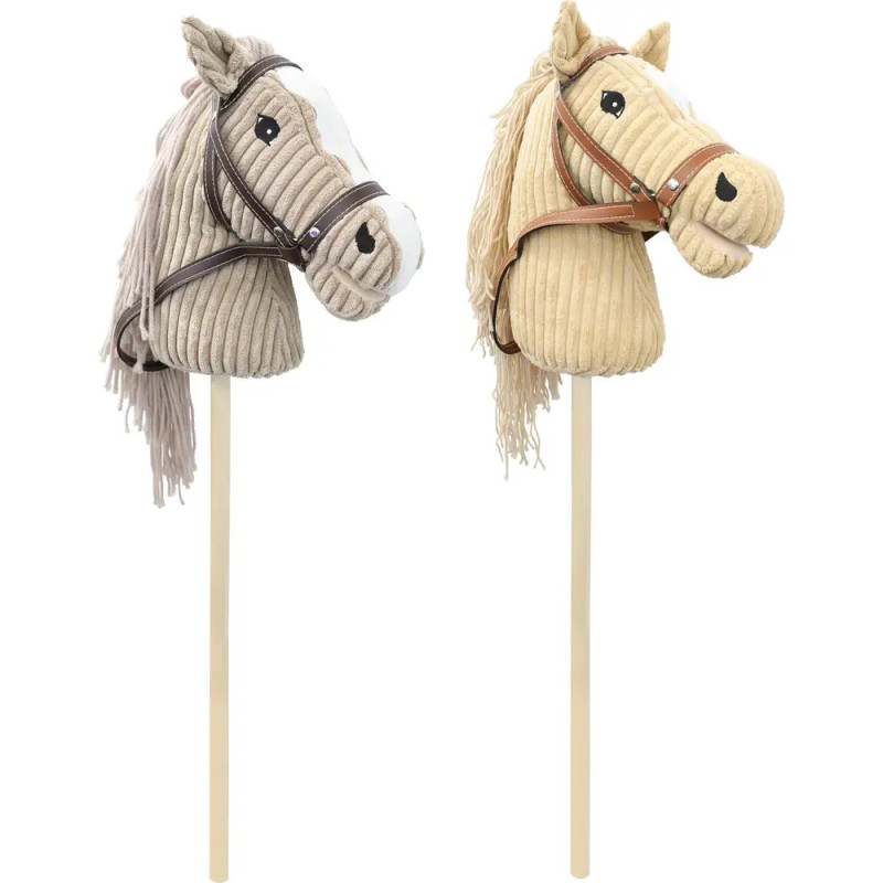 Zwei Steckenpferde aus Plüsch, eines hellbraun, eines beige, beide mit Trense und Mähnen aus Garn.