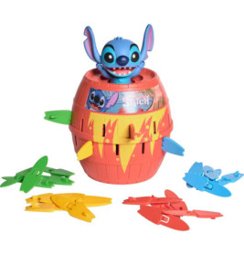 Ein Stitch-Spielzeug entspringt aus einem Fass, umgeben von bunten Plastikschwertern.