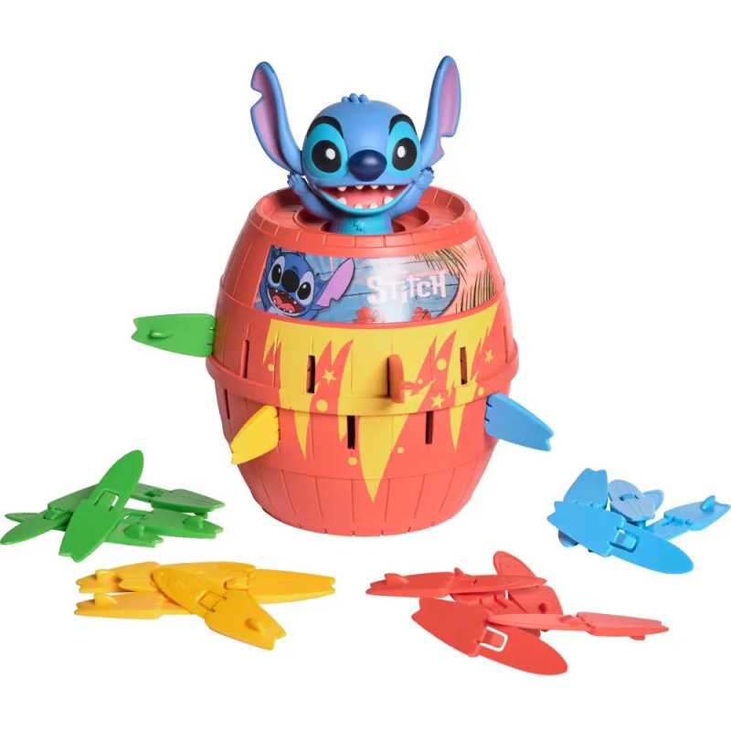 Ein Stitch-Spielzeug entspringt aus einem Fass, umgeben von bunten Plastikschwertern. Ein Stitch-Spielzeug entspringt aus einem Fass, umgeben von bunten Plastikschwertern.