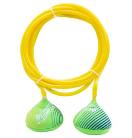 Ein gelbes Springseil mit grün-blau gestreiften Schaumstoffgriffen und der Aufschrift Summer Games.