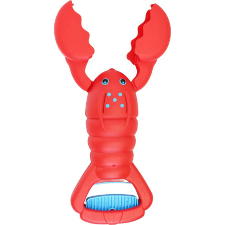 Rotes Spielzeug oder Badbürste in Hummerform mit blauen Borsten und Kulleraugen, stehend auf weißem Hintergrund.