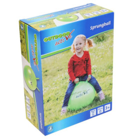 Ein lachendes Mädchen im roten Shirt sitzt auf einem grünen Hüpfball auf der Verpackung eines Outdoor-Spielzeugs.