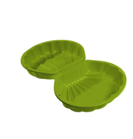 Grüne Muschel-Sandkiste aus Kunststoff mit zwei geöffneten Hälften, leer.