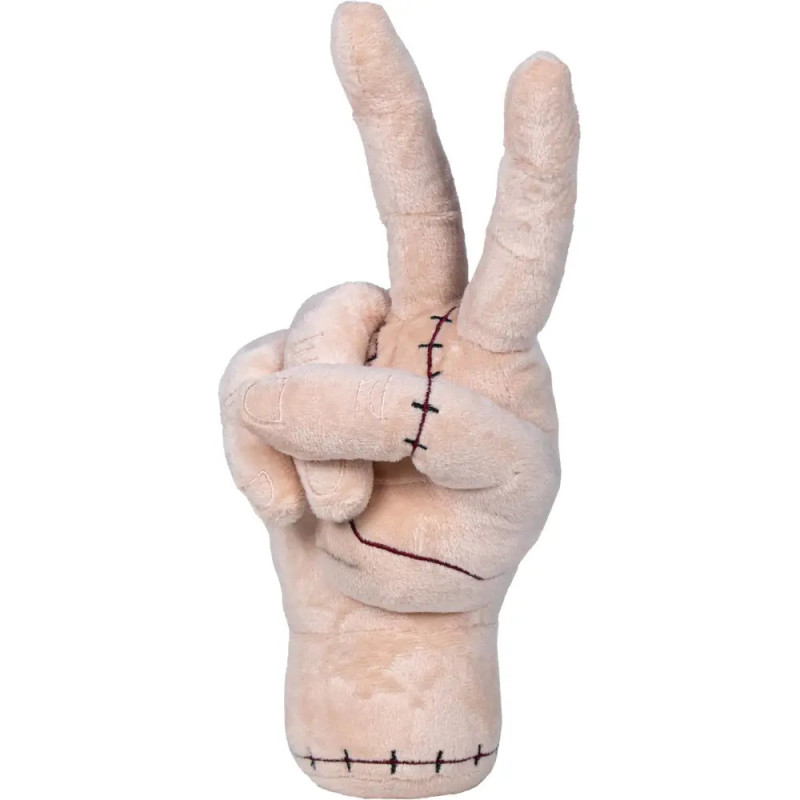 Plüschhand mit Nähten zeigt das Victory-Zeichen vor weißem Hintergrund. Plüschhand mit Nähten zeigt das Victory-Zeichen vor weißem Hintergrund.