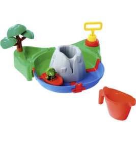 Buntes Wasserspielzeug aus Plastik mit Vulkan, Baum, rotem Becher und kleinem Frosch in rotem Boot.
