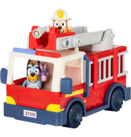 Bluey-Figuren fahren ein rotes Spielzeug-Feuerwehrauto mit Leiter, auf dem ein Hund als Feuerwehrmann sitzt.