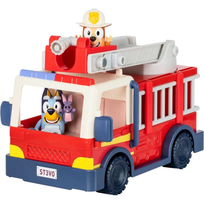 Bluey-Figuren fahren ein rotes Spielzeug-Feuerwehrauto mit Leiter, auf dem ein Hund als Feuerwehrmann sitzt. Bluey-Figuren fahren ein rotes Spielzeug-Feuerwehrauto mit Leiter, auf dem ein Hund als Feuerwehrmann sitzt.