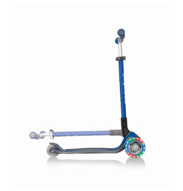 Blauer und schwarzer Kinderroller mit LED-Lichtern am Vorderrad, im zusammengefalteten Zustand gezeigt.