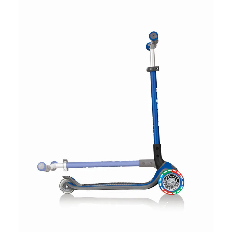 Blauer und schwarzer Kinderroller mit LED-Lichtern am Vorderrad, im zusammengefalteten Zustand gezeigt. Blauer und schwarzer Kinderroller mit LED-Lichtern am Vorderrad, im zusammengefalteten Zustand gezeigt.