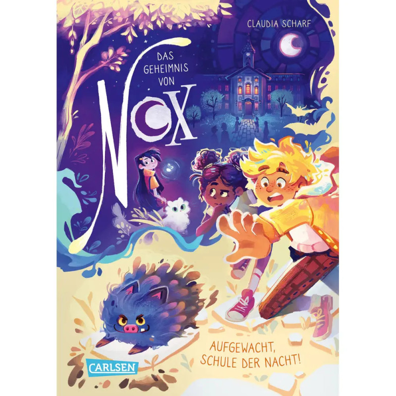 Ein Junge, zwei Mädchen und ein magisches Wesen rennen nachts bei Vollmond an einer unheimlichen Schule vorbei.