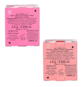 Zwei rosa Make-up-Boxen mit mehrsprachigen Listen von Inhaltsstoffen und Produktdetails auf jeder Verpackung.