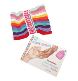 Bunte Stickgarne liegen über einem Anleitungsheft für DIY-Freundschaftsarmbänder.