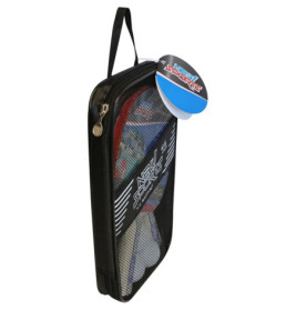 Schwarze Mesh-Tasche mit Reißverschluss, New Sports-Label, Sportsachen und rundem Anhänger.