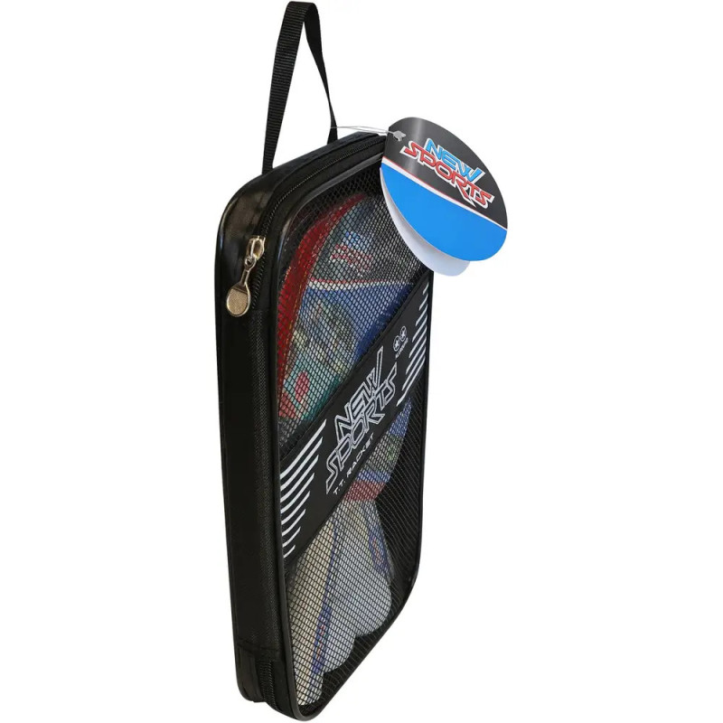 Schwarze Mesh-Tasche mit Reißverschluss, New Sports-Label, Sportsachen und rundem Anhänger. Schwarze Mesh-Tasche mit Reißverschluss, New Sports-Label, Sportsachen und rundem Anhänger.