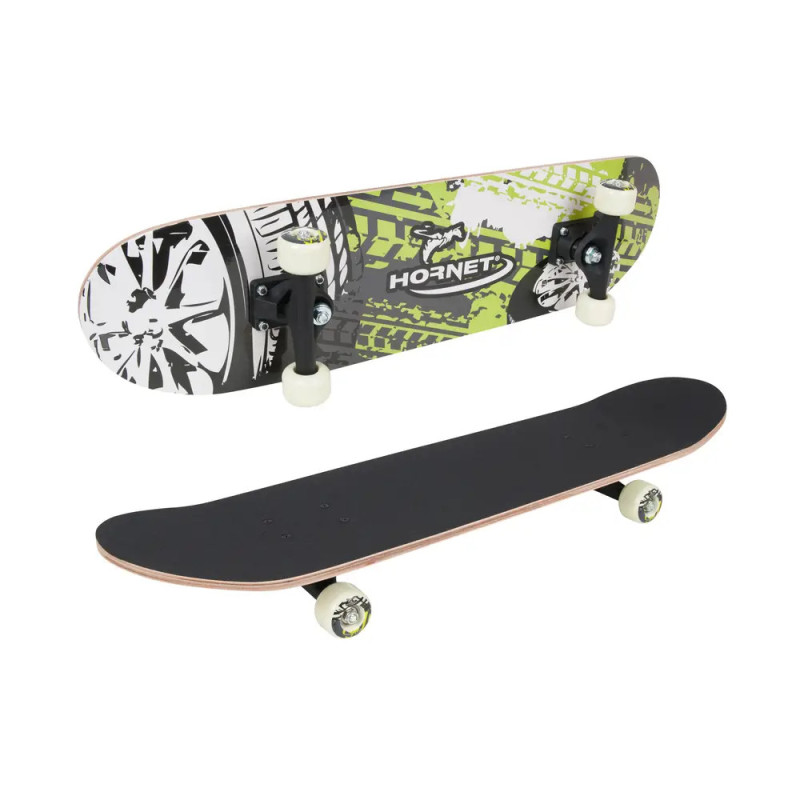 Zwei Skateboards: Eines mit schwarzem Griptape, das andere mit grün-weißem Hornet-Design. Zwei Skateboards: Eines mit schwarzem Griptape, das andere mit grün-weißem Hornet-Design.