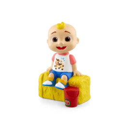 Spielzeugfigur eines lächelnden Babys mit blondem Haar sitzt auf gelbem Block neben rotem Eimer.