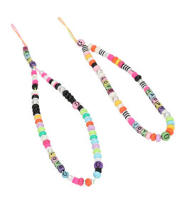 Zwei bunte Perlenanhänger mit Buchstabenperlen, die Wörter wie HELLO, LOVE, HAPPY und JOY bilden.