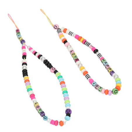 Zwei bunte Perlenanhänger mit Buchstabenperlen, die Wörter wie HELLO, LOVE, HAPPY und JOY bilden.