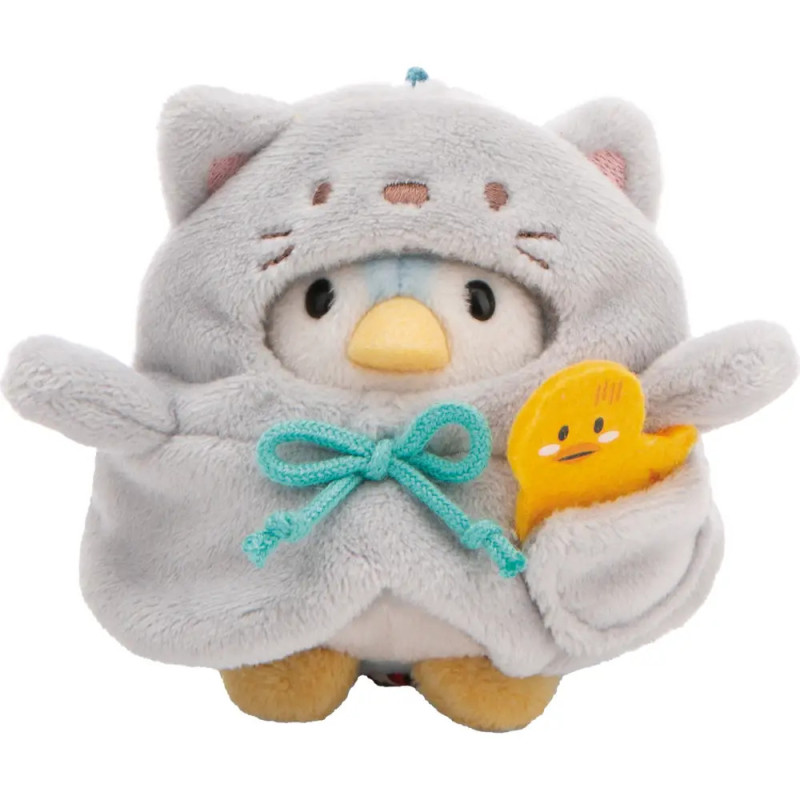 Ein Plüschpinguin im grauen Katzenkostüm hält eine kleine gelbe Entenfigur.