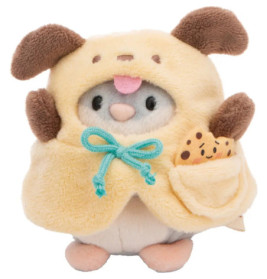 Ein Plüschpinguin trägt einen gelben Hunde-Hoodie mit Schlappohren und Keks in der Tasche.