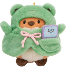 Plüschfigur im grünen Bärenkostüm hält ein lilafarbenes Buch mit lächelndem Gesicht auf dem Cover.