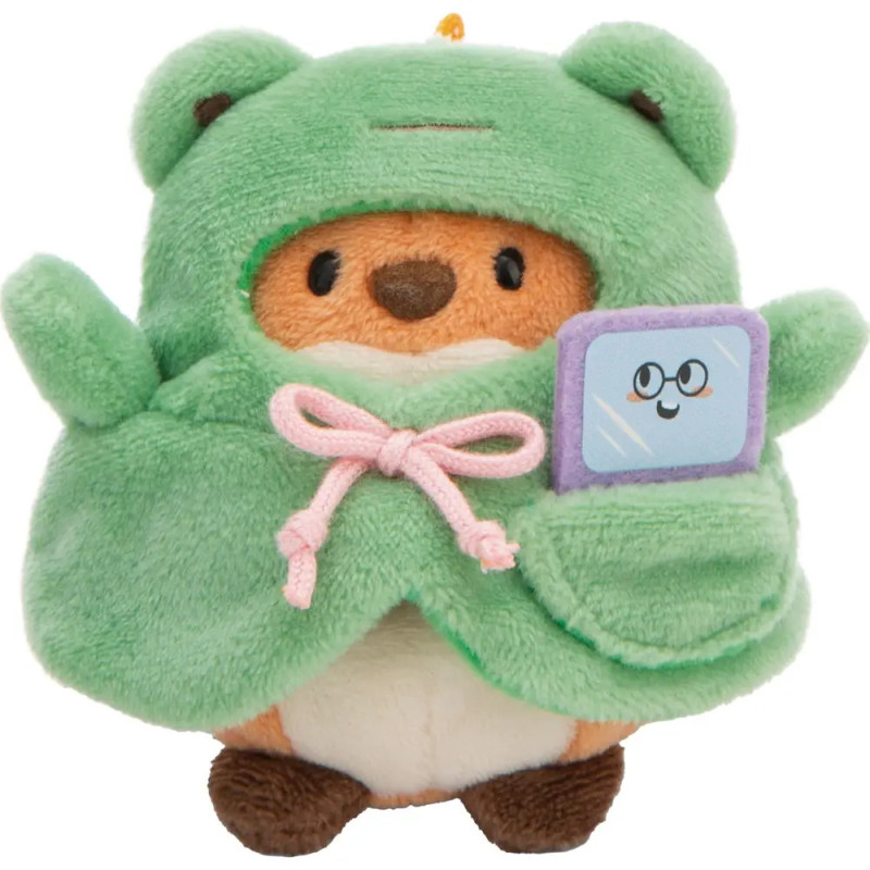 Plüschfigur im grünen Bärenkostüm hält ein lilafarbenes Buch mit lächelndem Gesicht auf dem Cover.