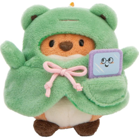 Plüschfigur im grünen Bärenkostüm hält ein lilafarbenes Buch mit lächelndem Gesicht auf dem Cover.