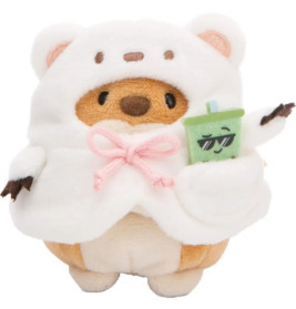 Plüschbär im weißen Hoodie trägt ein kleines grünes Plüschgetränk mit Sonnenbrille in der Tasche.