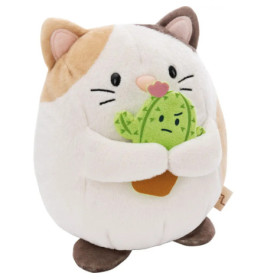 Eine Plüschkatze umarmt einen kleinen Plüschkaktus mit unglücklichem Gesicht und rosa Herz über dem Kopf.