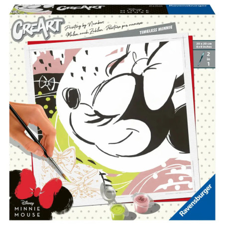 Eine Hand bemalt auf einer CreArt Disney Malen-nach-Zahlen-Box ein schwarz-weißes Minnie-Mouse-Motiv.