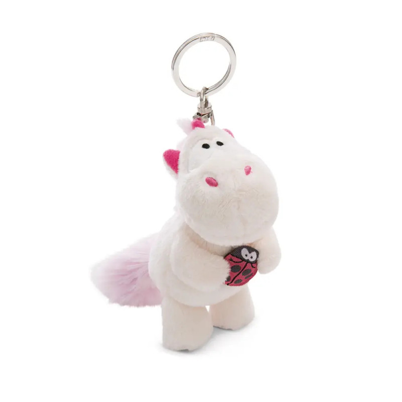 Plüsch-Einhorn-Schlüsselanhänger mit rosa Akzenten hält Marienkäfer-Spielzeug, vor weißem Hintergrund.