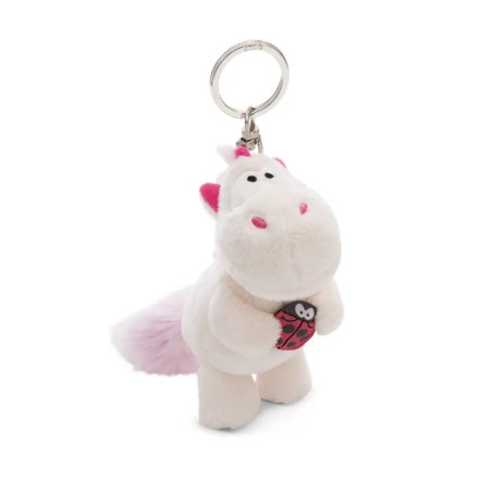 Plüsch-Einhorn-Schlüsselanhänger mit rosa Akzenten hält Marienkäfer-Spielzeug, vor weißem Hintergrund.