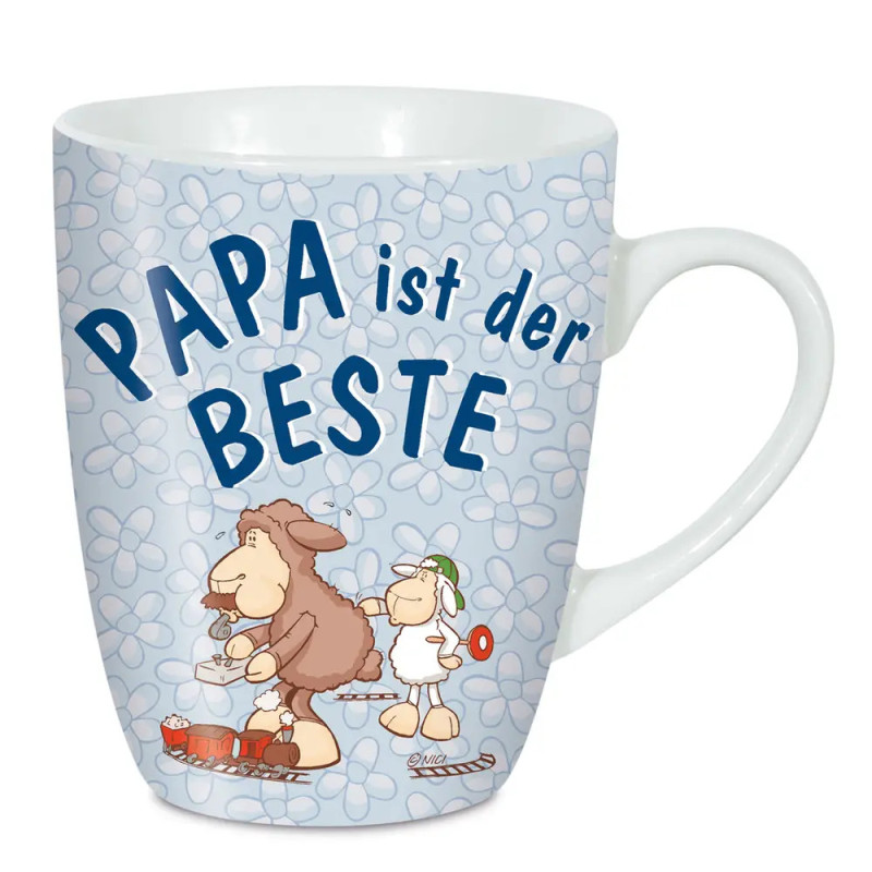 Blaue Tasse mit Aufschrift Papa ist der Beste und Schafmotiv auf blumigem Hintergrund.