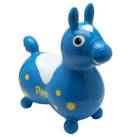 Blaues aufblasbares Spielzeugpferd mit gelben Punkten, weißem Sattel und Herz auf der Stirn.