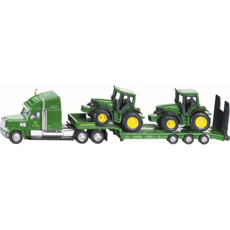 Grüner Sattelschlepper mit Anhänger transportiert zwei grüne John Deere Traktoren vor weißem Hintergrund. Grüner Sattelschlepper mit Anhänger transportiert zwei grüne John Deere Traktoren vor weißem Hintergrund.