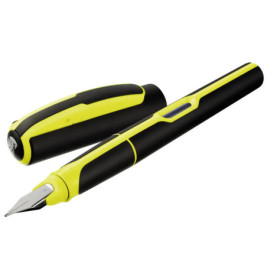 Schwarzer und gelber Füller mit abgenommener Kappe auf weißem Hintergrund.