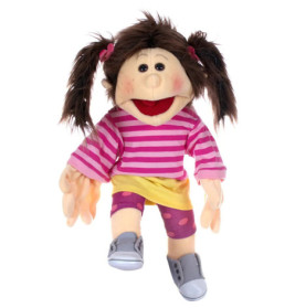 Ein lächelndes Puppenmädchen mit Zöpfen, rosa gestreiftem Shirt, gelbem Rock und grauen Schuhen.