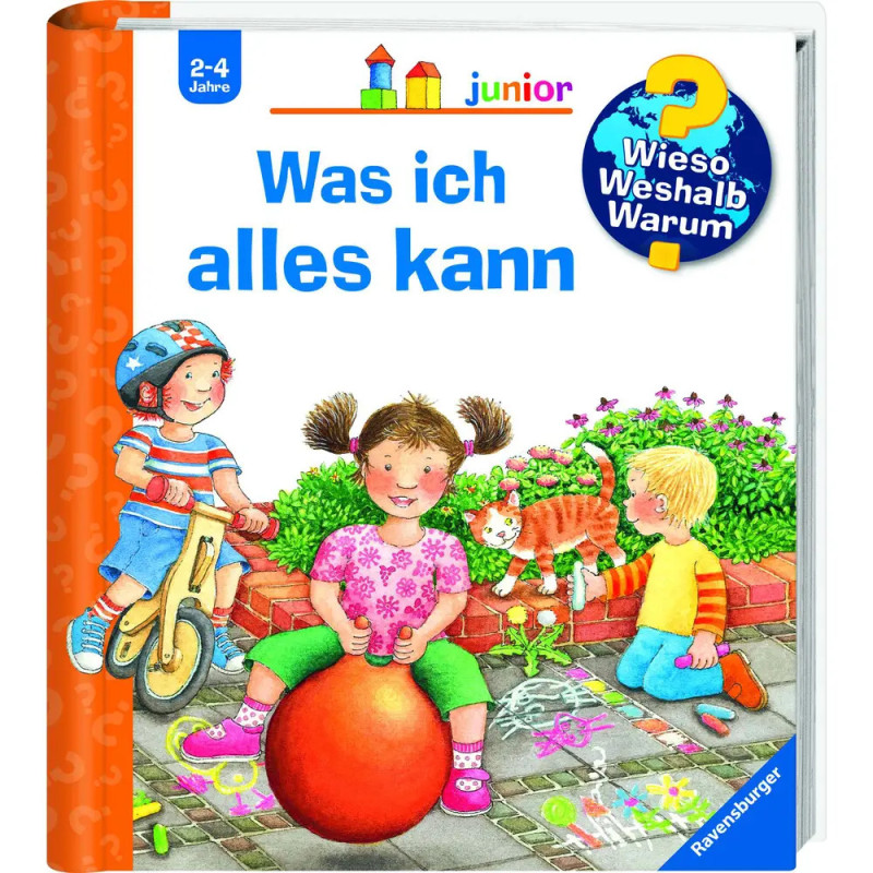 Kinder spielen draußen mit einer Katze: ein Mädchen auf rotem Ball, ein Junge auf dem Rad, ein anderes Kind malt mit Kreide.