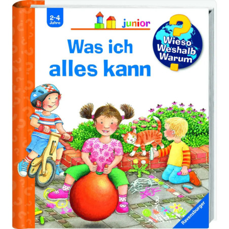 Kinder spielen draußen mit einer Katze: ein Mädchen auf rotem Ball, ein Junge auf dem Rad, ein anderes Kind malt mit Kreide.