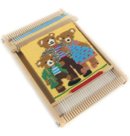 Ein Webstuhl mit einem bunten Wandteppich, der drei bekleidete Bären darstellt, die zusammen stehen.